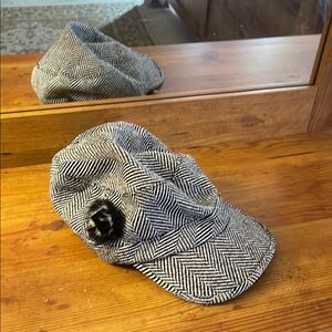 Classic Black and White Newsboy Hat with Textured Fabric